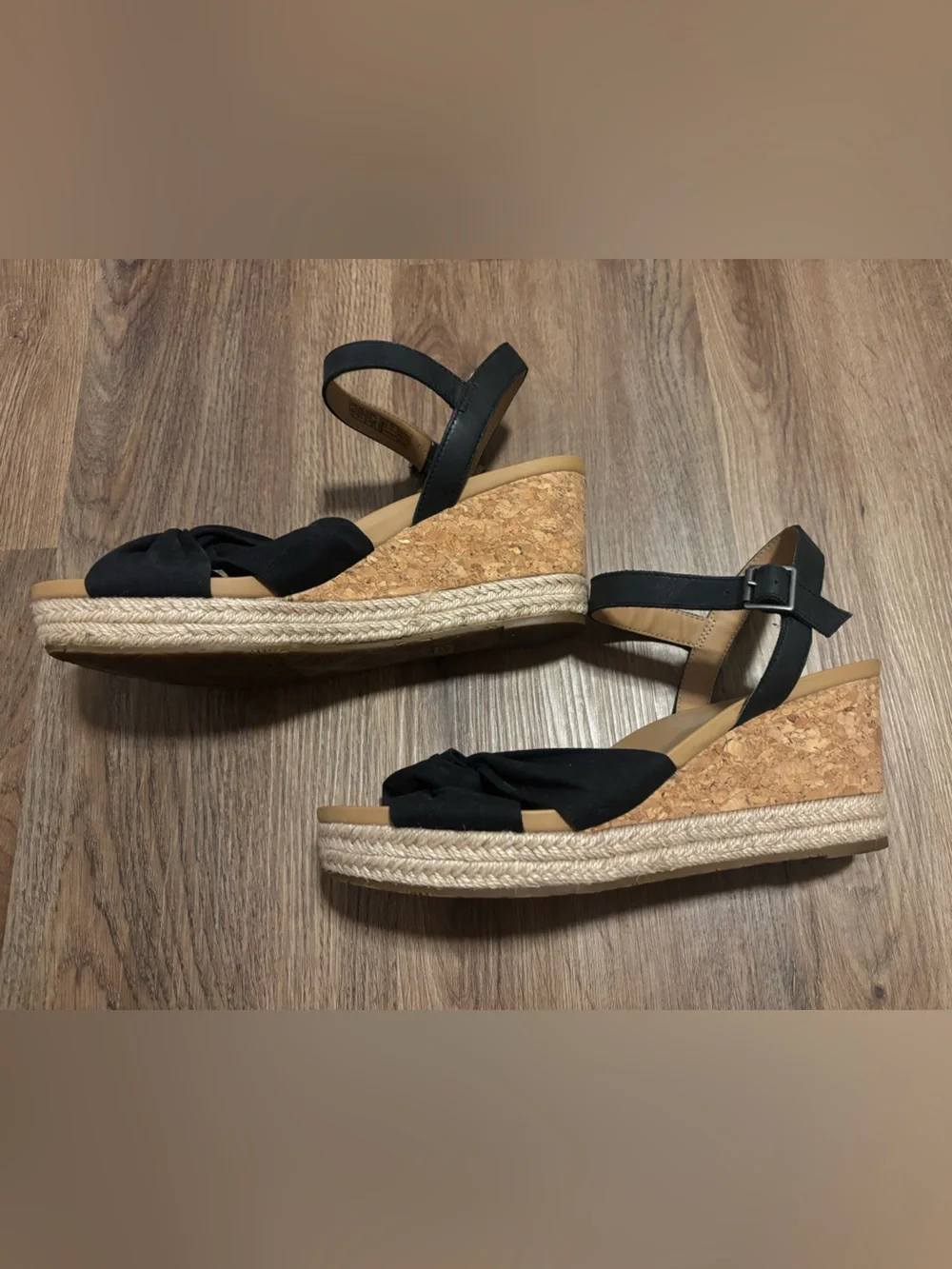 Women’s Ugg Joslyn wedge sandal in black size 9